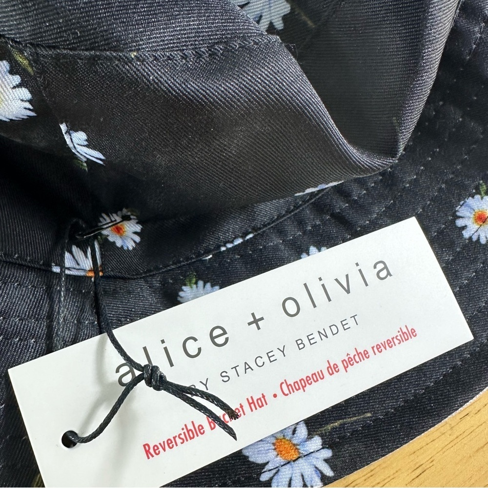 3/$25 Alice and Olivia By Stacey Bendet Reversible Bucket Hat Daisies NWT NEW - Picture 4 of 6